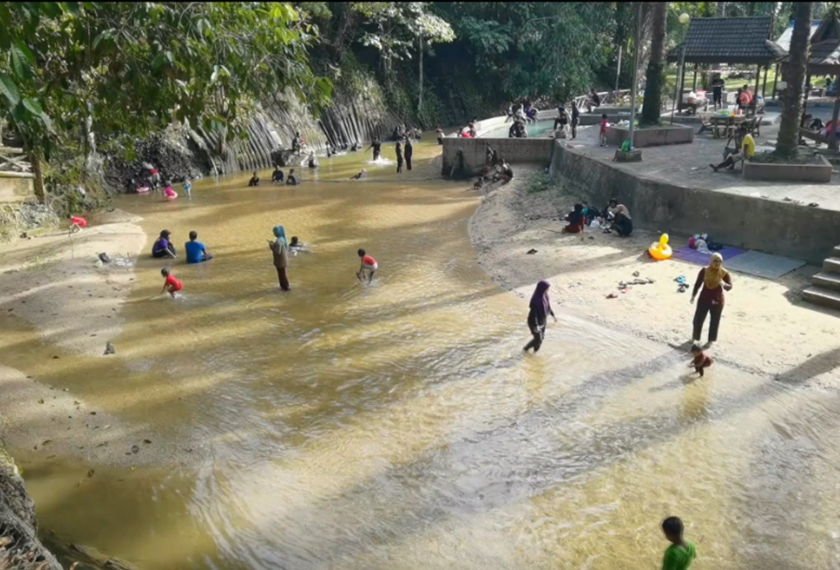 Kolam air panas ini memberi manfaat kepada penyakit kulit. - Astro AWANI