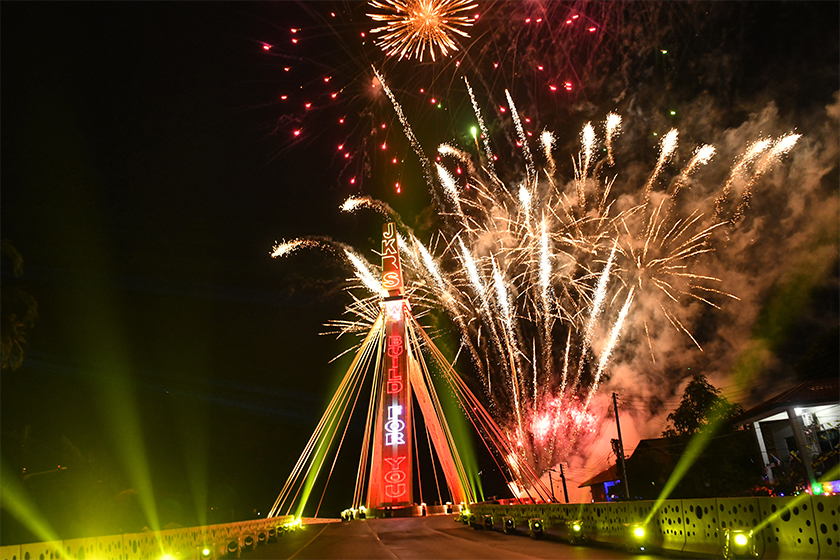 Persembahan cahaya dan bunga api pada Majlis Perasmian Jambatan Bintangor yang dirasmikan oleh Premier Sarawak Tan Sri Abang Johari Tun Openg, malam tadi. --fotoBERNAMA