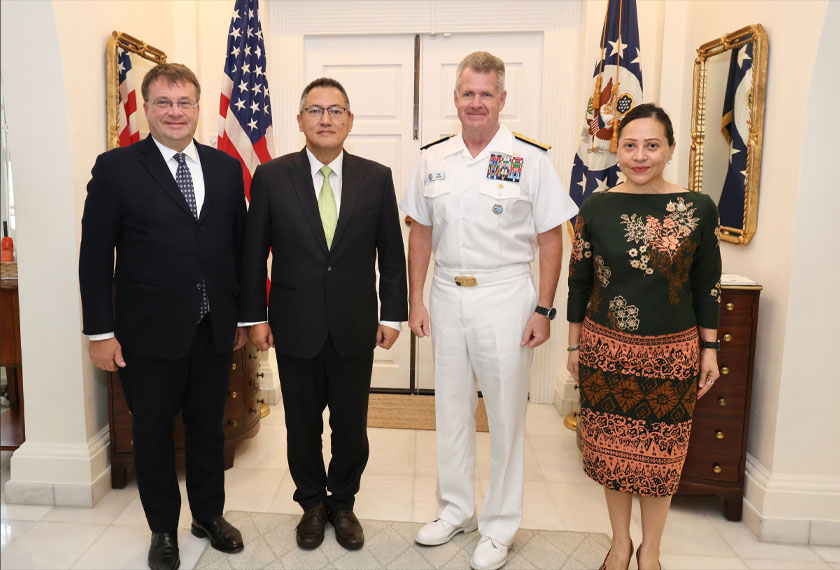 US Ambassador to Malaysia Robert Kagan welcomes the Cambodian delegation ahead of the General Border Committee, joined by Admiral John C. Aquilino, Commander of the US Indo-Pacific Command (INDOPACOM), to promote dialogue and cooperation, August 6, 2025. - usembassykl/via X