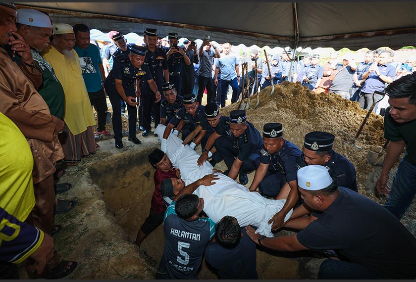 Jenazah Koperal Mohd Hafizul Izham dikebumikan mengikut istiadat pengebumian kepahlawanan PDRM di Tanah Perkuburan Islam Putera Jaya, hari ini. --fotoBERNAMA