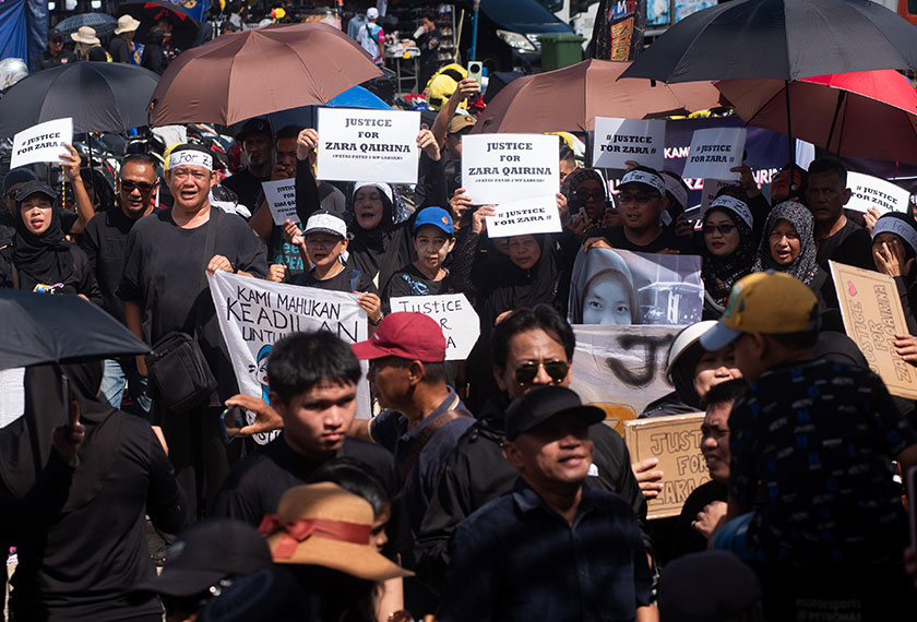 Peserta hadir berpakaian serba hitam sambil membawa plakad tertera nama Zara, 