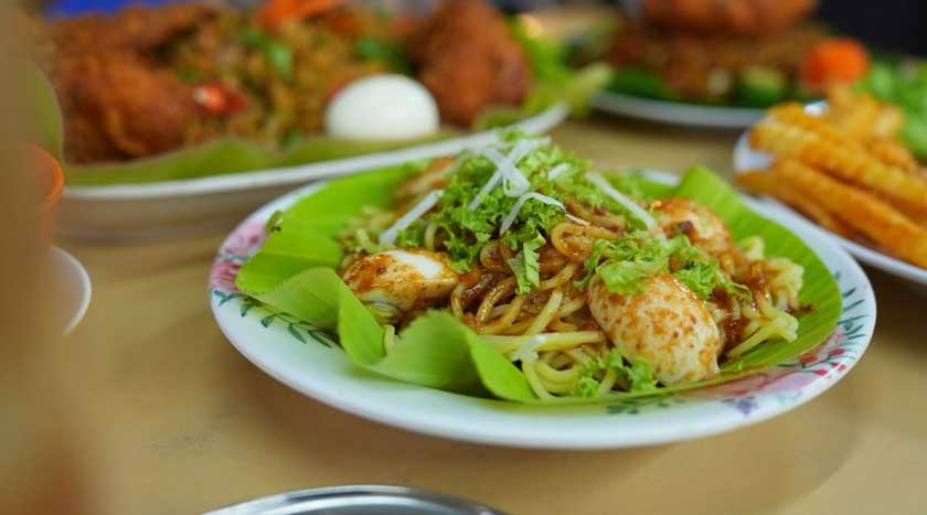 Salah satu makanan spesial di Rahmat Q Bistro, Rojak Mee yang memperkenalkan resipi air tangan pemiliknya, Muhammad Shaharip. - Foto Astro