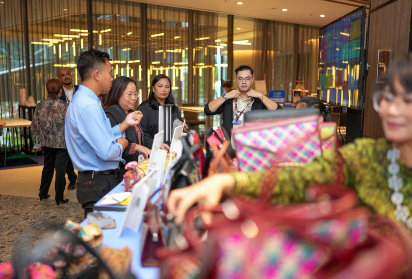 Tetamu Forum Hasanah 2025 membanjiri reruai jualan barangan tradisional buatan tangan dari Sook, Sabah. - Foto Yayasan Hasanah