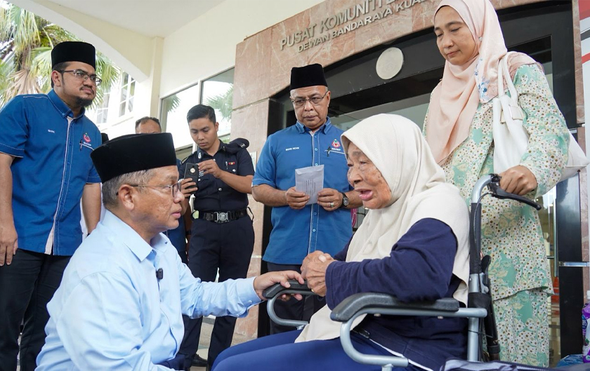 Datuk Dr. Mohd Na’im Mokhtar memberi sokongan moral kepada salah seorang mangsa kebakaran kawasan Pantai Dalam yang sudah berusia dan uzur. - Foto MAIWP