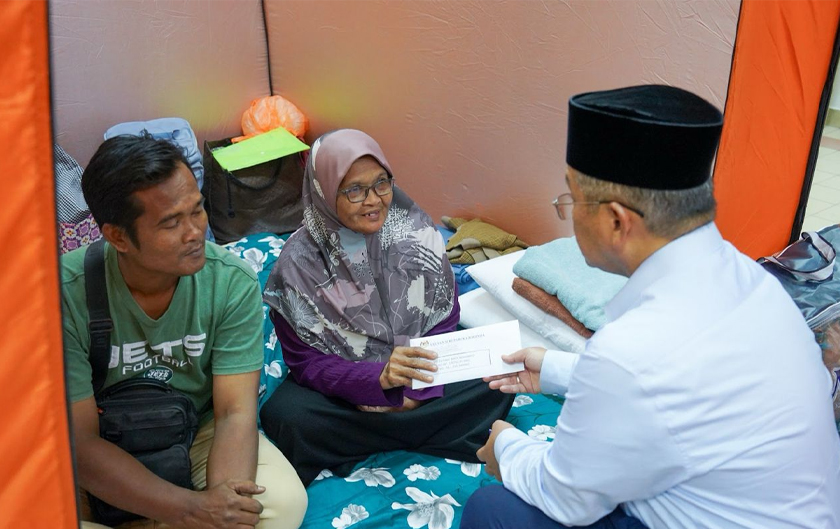 Datuk Dr. Mohd Na’im Mokhtar ketika memberikan sumbangan kepada salah satu keluarga mangsa kebakaran kawasan Pantai Dalam. - Foto MAIWP