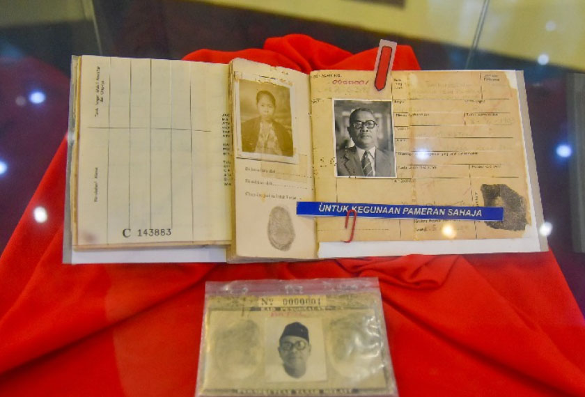 Sistem kad pengenalan negara, bermula dengan kad kertas (dari 1948 hingga 1960), (diikuti kad pengenalan plastik berwarna biru - 1960 hingga 1990).--fotoBERNAMA