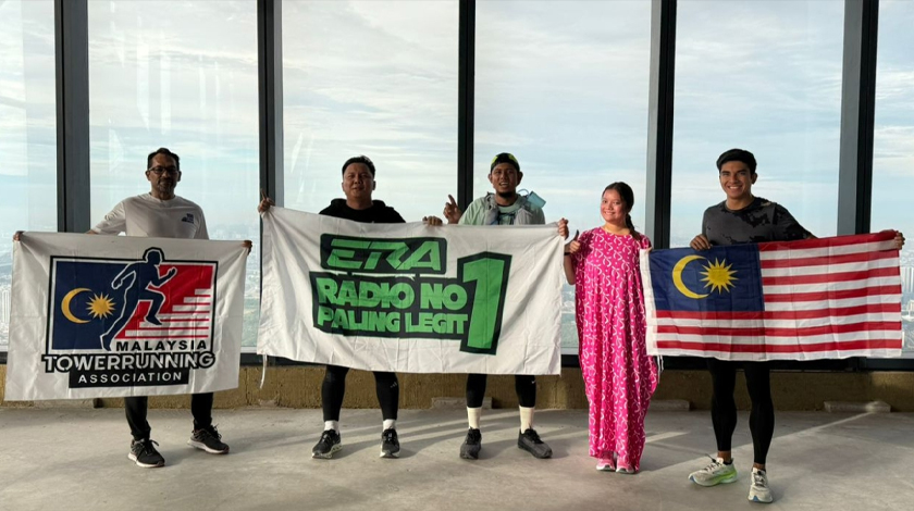 Pendakian ini berakhir dengan kejayaan kedua-dua penyampai, yang kemudiannya menikmati panorama Kuala Lumpur dari ketinggian menakjubkan. - Foto Gempak