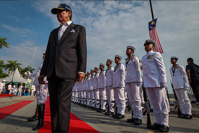 ang Dipertua Negeri Pulau Pinang, Tun Ramli Ngah Talib memeriksa perbarisan kawalan kehormat pada ASEAN Navies City Parade sempena Hari Buletin 4.0 di Padang Kota Lama hari ini. - Foto Bernama