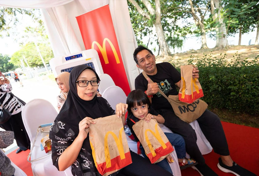 Pemberian makanan percuma kepada komuniti setempat menjadi simbol kasih sayang McDonald's Malaysia terhadap komuniti setempat. - Foto McDonald's Malaysia