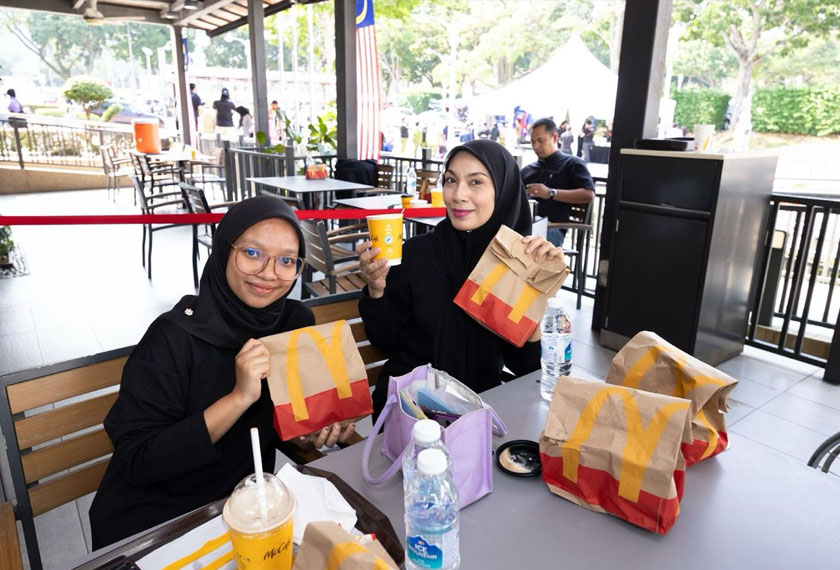 McDonald’s Malaysia menyumbangkan 1,000 pek hidangan percuma kepada pelanggan dan komuniti setempat yang hadir, sebagai tanda kesyukuran. - Foto McDonald's Malaysia