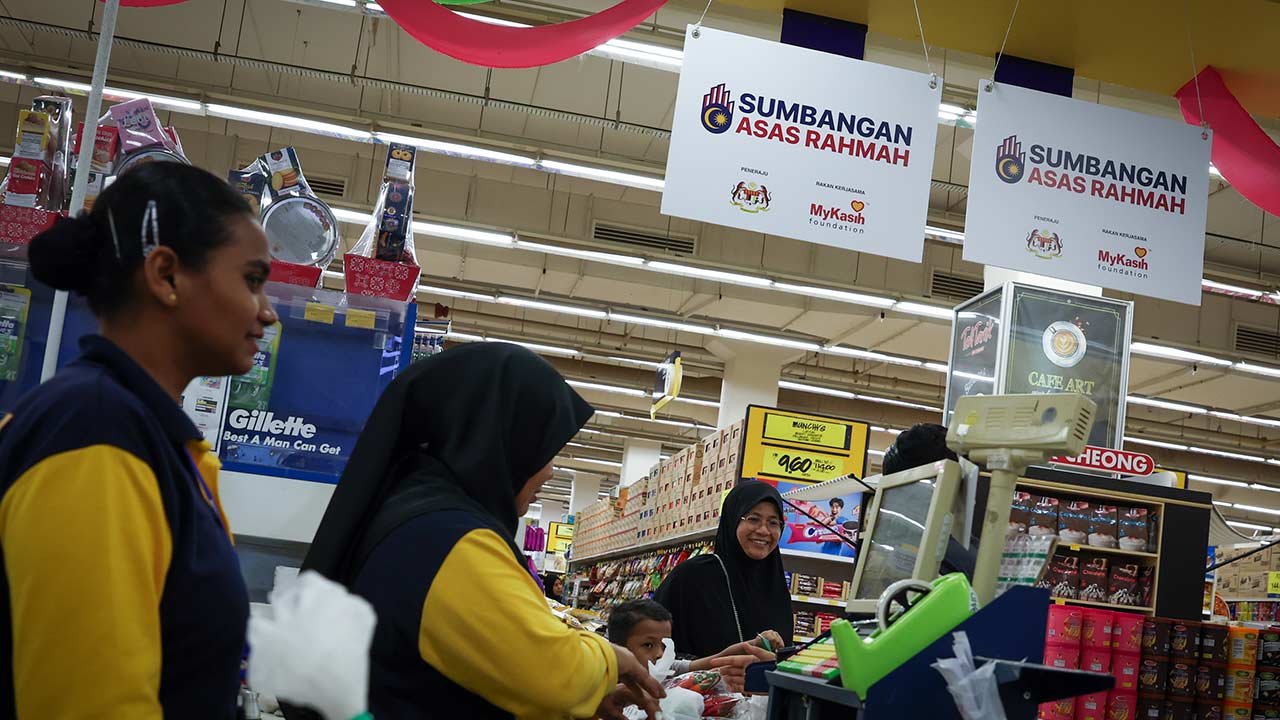 sejumlah 14 barangan berdaftar, merangkumi pelbagal barangan makanan asas, kebersihan diri, ubat-ubatan dan peralatan persekolahan disediakan.