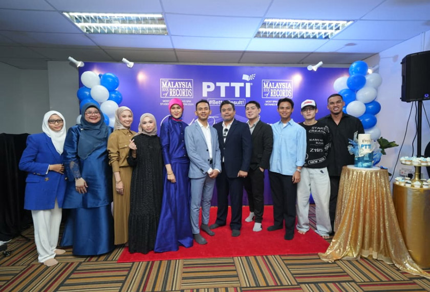 Antara barisan Ikon PTTI dan guru PTTI di Majlis Pembukaan cawangan PTTI ketiga di Shah Alam pada Sabtu. - Foto PTTI Sdn Bhd