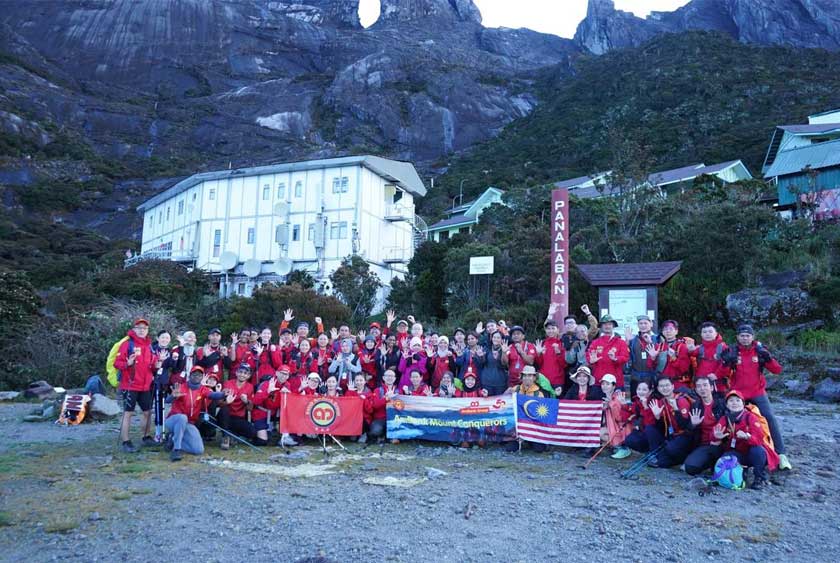 Seramai 50 kakitangan AmBank berjaya menawan puncak Gunung Kinabalu sebagai simbol ketabahan serta kekuatan kolektif yang telah menjadi tunjang perjalanan bank itu sepanjang lima dekad.