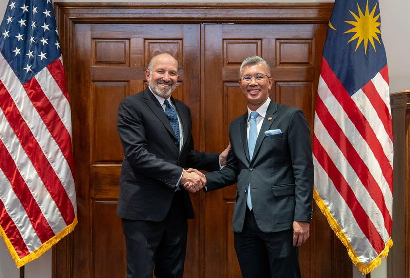 Menteri Pelaburan, Perdagangan dan Industri, Tengku Datuk Seri Zafrul Abdul Aziz (kanan) dan Setiausaha Perdagangan Amerika Syarikat, Howard Lutnick (kiri) ketika rundingan kadar tarif di Washington.