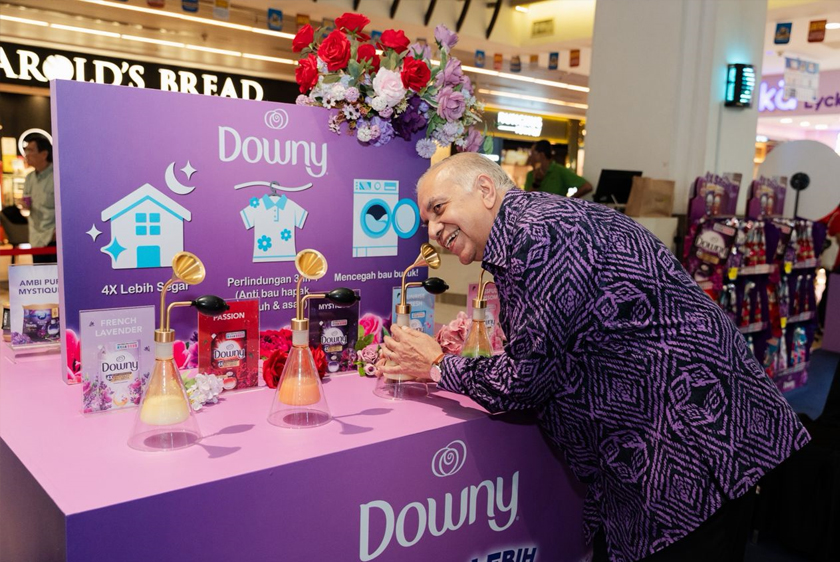 (DaDatuk Dr. Ameer Ali Mydin ketika bergambar di meja pameran haruman produk Downy - Foto Downy Malaysia