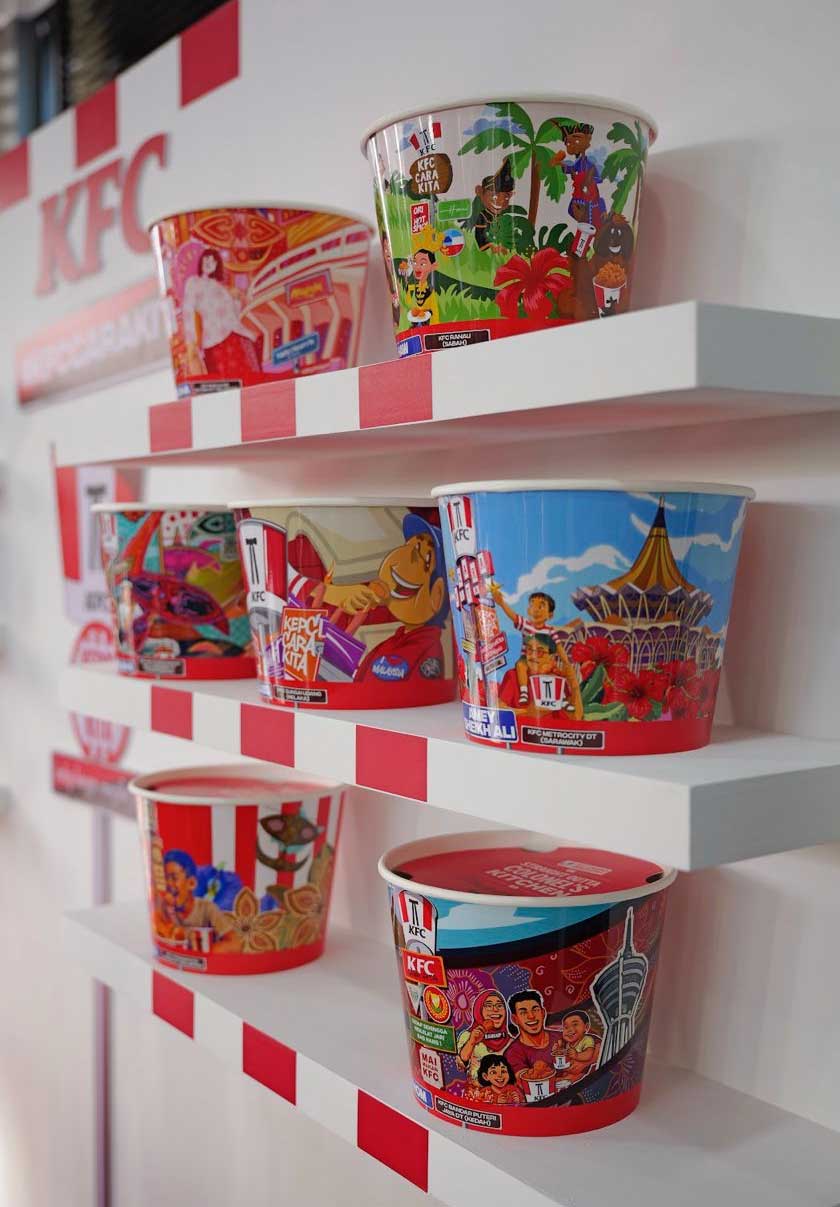 Bagi menyemarakkan lagi semangat kemerdekaan, versi lukisan mural juga dipamerkan secara eksklusif pada bucket KFC sewaktu sesi temu mesra bersama media baru-baru ini. - Foto KFC Malaysia