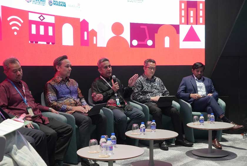 Sesi “Fireside Chat with City Leaders” juga menjadi platform perkongsian berkenaan proses kemajuan bandar pintar di Malaysia. - Foto MDEC