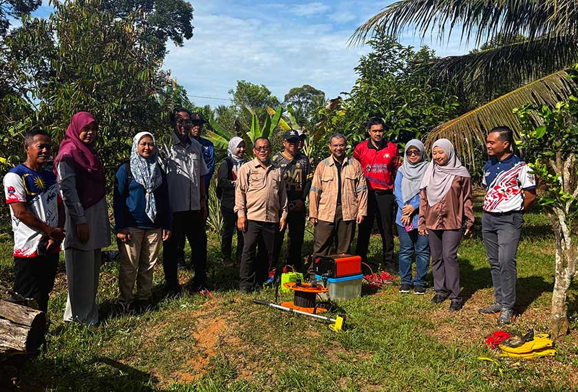 Pengarah Jabatan Mineral dan Geosains (JMG) Johor Noorazhar Ngatimin (tengah) dan Pengarah Jabatan Meteorologi Johor Nor Adawiah Abdullah (tiga,kanan) ketika meninjau lokasi rekahan tanah kebun milik seorang penduduk di Jalan Buloh Kasap, Batu 2 di sini hari ini. - Foto Bernama