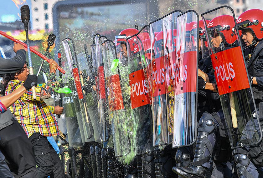 Anggota Pasukan Simpanan Persekutuan (FRU) berdepan situasi rusuhan semasa demonstrasi persembahan khas sempena sambutan Hari Kebangsaan Peringkat Negeri Sembilan di Dataran Majlis Bandaraya Seremban, hari ini.  - Foto Bernama