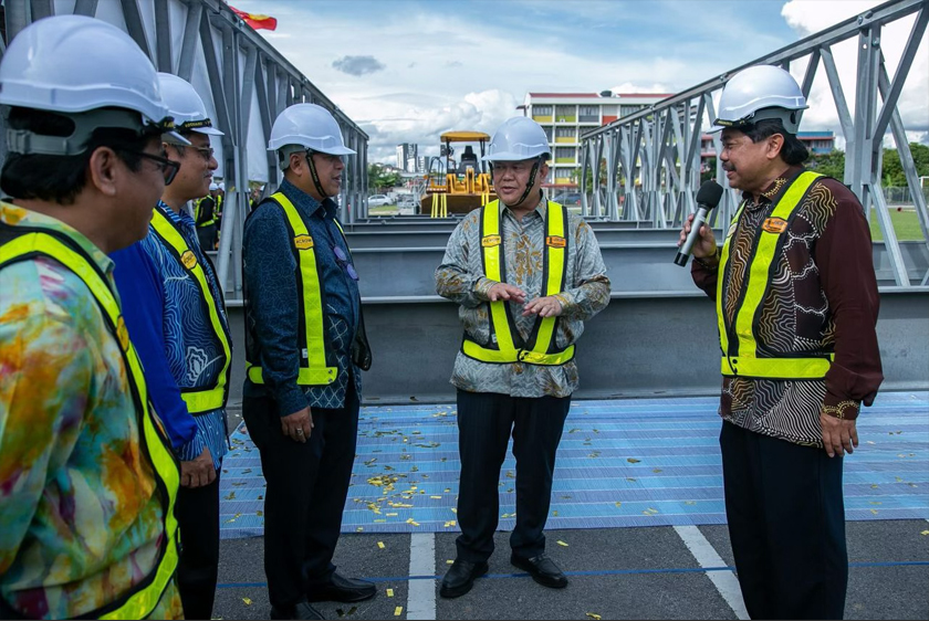 Delegasi JKR Malaysia meninjau struktur Jambatan Panel Keluli Bermodular yang dipamerkan semasa demonstrasi pemasangan. - Foto KKR