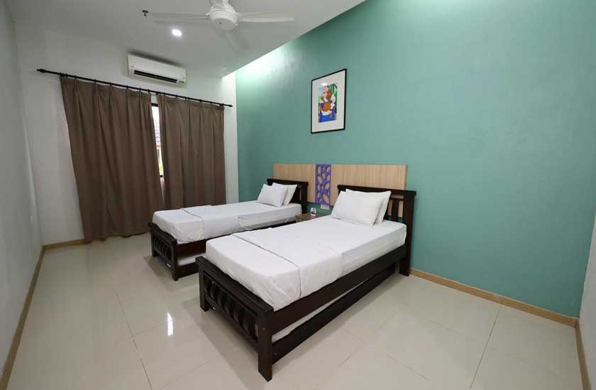 Bilik penginapan selesa disediakan untuk keluarga, lengkap dengan privasi dan kemudahan asas bagi memastikan ibu bapa dapat berada dekat dengan anak sepanjang tempoh rawatan. - Foto McDonald's Malaysia