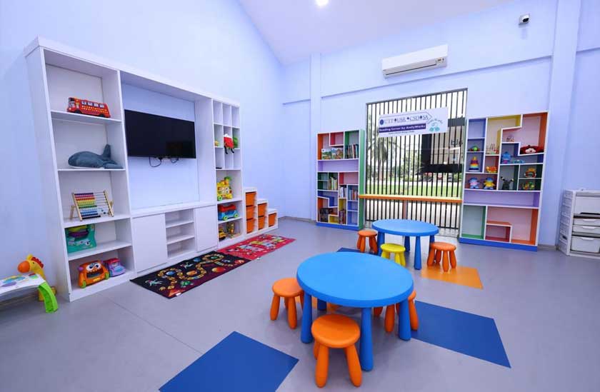 Antara kemudahan tersedia di RMH ialah bilik permainan dan ruang pembelajaran khas bagi membantu anak-anak kekal aktif dan bermain ketika menunggu untuk mendapatkan rawatan. - Foto McDonald's Malaysia