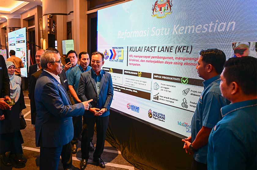 Shamsul Azri Abu Bakar beramah mesra selepas Sesi Reformasi Satu Kemestian bersama KSN sempena setahun Reformasi Perkhidmatan Awan di Puspanitapuri