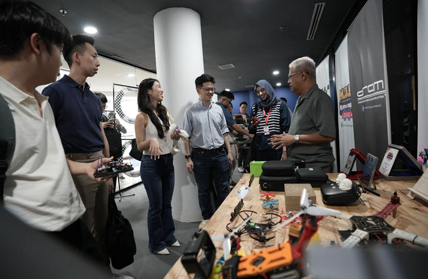 Pusat MyDroneTech MRANTI menyediakan program pembangunan bakat berteknologi tinggi bagi melahirkan tenaga mahir dalam industri dron negara. - Gambar MRANTI