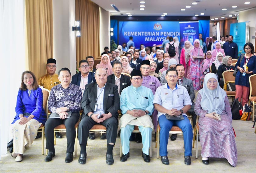 Mohd. Azam (empat, kiri) bersama tetamu kehormat pada pembentangan SEA-PLM 2024 di Pusat Pentadbiran Kerajaan Persekutuan baru-baru ini. - Foto KPM