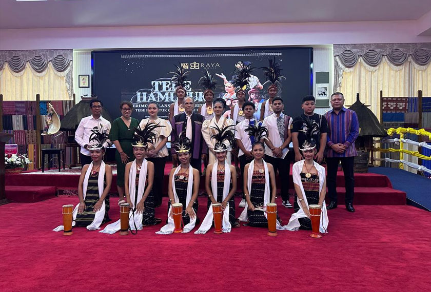 Pelancaran lagu Tebe Hamutuk turut dimeriahkan dengan kehadiran Presiden Timor Leste, Jose Ramos Horta (tengah, empat dari kiri). Hadir sama Raul Lemos (tengah, paling kanan). – Gambar Astro AWANI