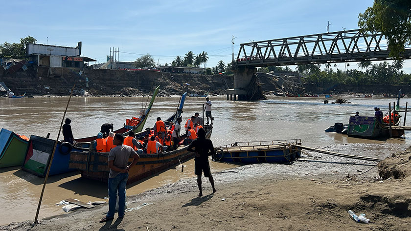 Orang ramai menggunakan bot untuk menyeberang dengan bayaran sekitar 20 ribu rupiah (RM5) untuk melakukan aktiviti harian mereka.