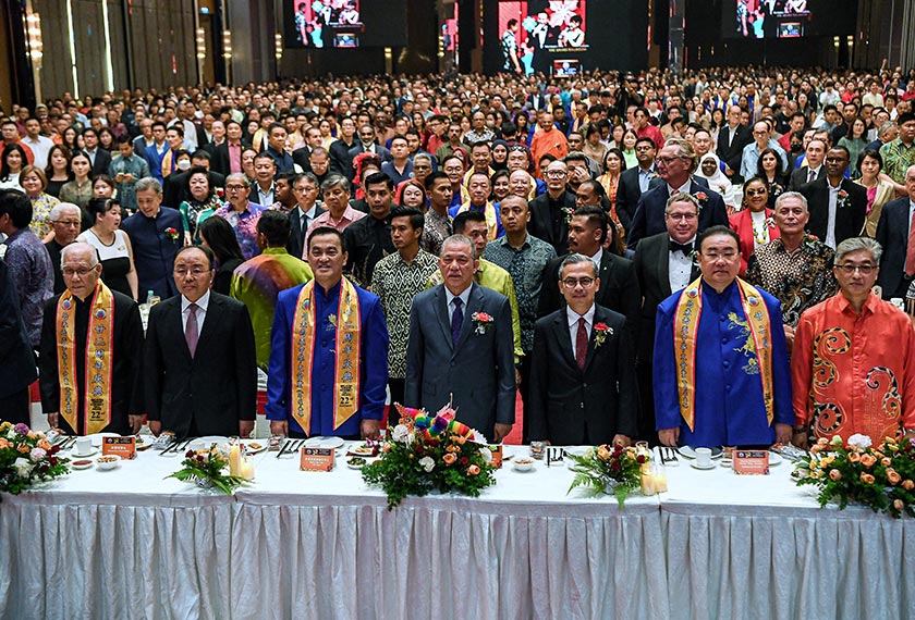 Fadillah (tengah) ketika hadir pada Majlis Anugerah Elit Naga Cina kali kedua anjuran MCAH malam tadi. Turut serta, Fahmi (tiga, kanan) dan Chai (tiga, kiri). --fotoBERNAMA 