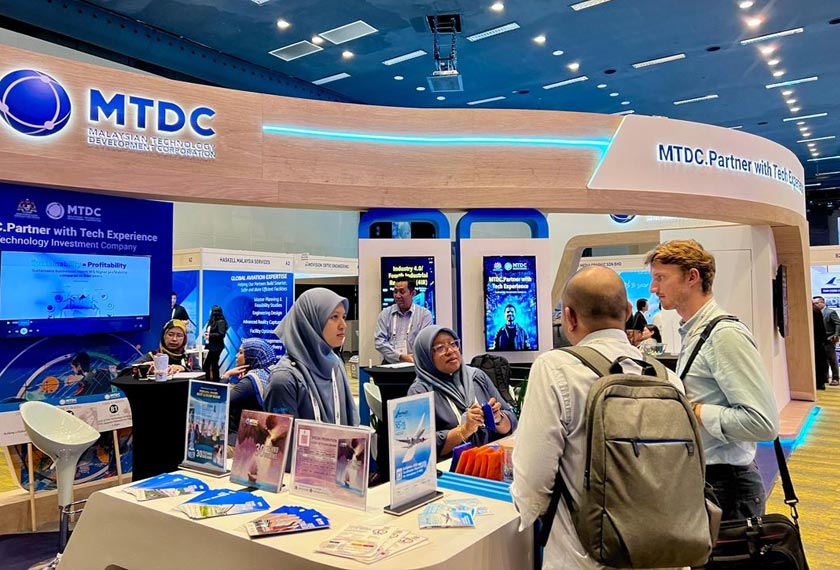 Pelawat ASKL 2025 mendapatkan maklumat mengenai laluan komersial serta tawaran perkhidmatan untuk syarikat teknologi di reruai MTDC. -Gambar MTDC