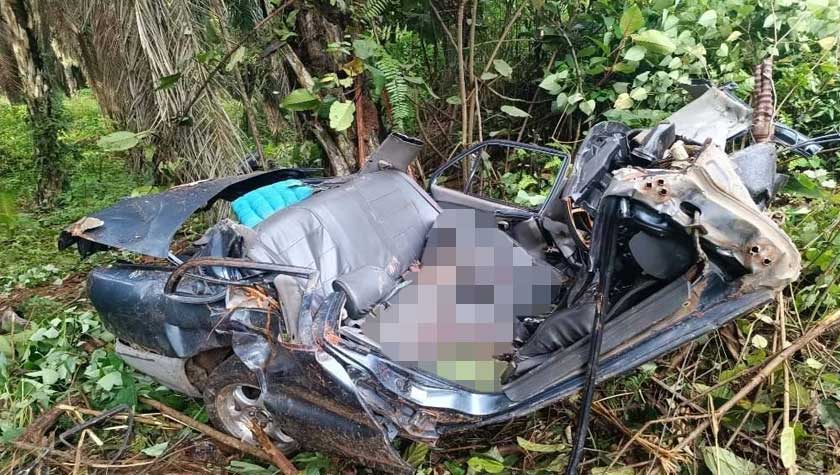 Keadaan kereta dipandu mangsa yang terbabas di Jengka 11. - Foto Polis Maran