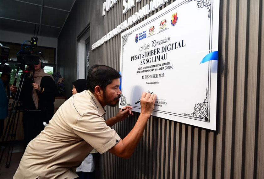 Ketua Perangkawan Malaysia merasmikan Pusat Sumber Digital di Sekolah Kebangsaan Sungai Limau, Sungai Besar, sebagai sebahagian daripada Program Sekolah Angkat MADANI anjuran Jabatan Perangkaan Malaysia (DOSM).