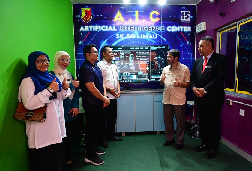 Wakil DOSM bersama pihak sekolah meninjau kemudahan baharu di Artificial Intelligence Center (AIC) SK Sungai Limau, yang menjadi sebahagian usaha memperkasa pendidikan abad ke-21.