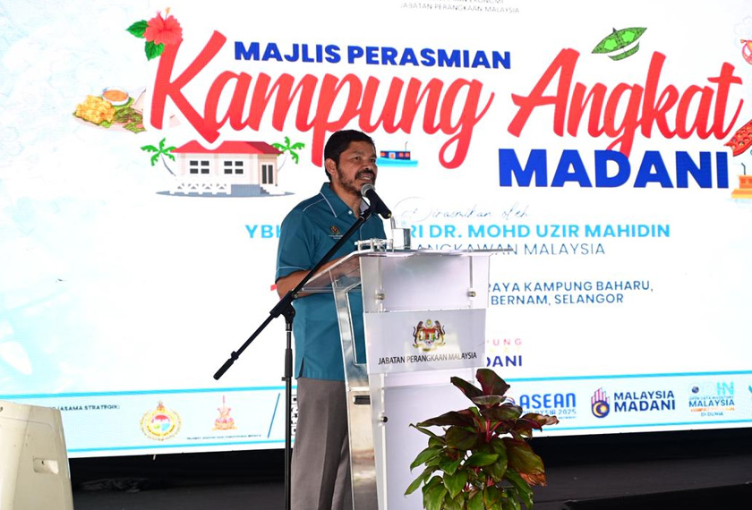 Mohd Uzir ketika memberi ucapan alu-aluan di Majlis Perasmian Kampung Angkat MADANI, Sabak Bernam, Selangor. - DOSM