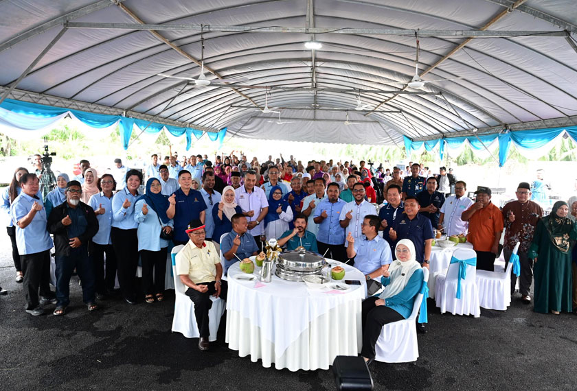 Sesi bergambar beramai-ramai usai Majlis Perasmian Kampung Angkat MADANI menjadi simbolik kebersamaan yang jitu. - Foto DOSM