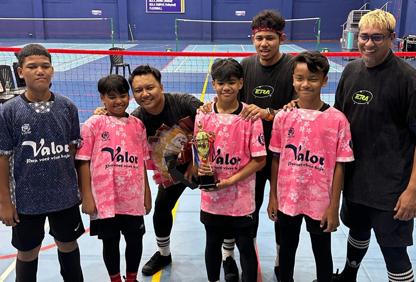 Nabil, Azad Jasmin dan Radin dari segmen 3 Pagi ERA menyertai perlawanan persahabatan sepak takraw menentang pasukan muda Anggerik Spike. - Foto ERA