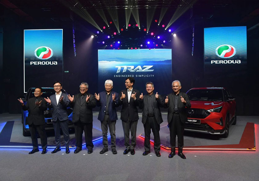 Barisan kepimpinan Perodua bergambar pada majlis pelancaran Perodua Traz  di Petaling Jaya pada Rabu. - Gambar Perodua