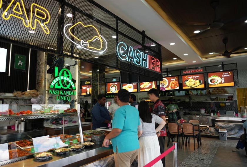  Suasana moden di cawangan Nasi Kandar Line Q Kota Samarahan dengan paparan menu digital dan konsep dekorasi kontemporari, menonjolkan identiti jenama tempatan. - Foto Astro AWANI