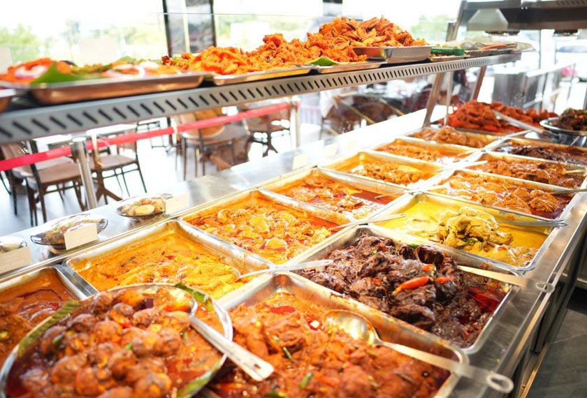 Pelbagai pilihan lauk berkuah seperti kari ayam, daging, sotong dan hidangan istimewa tersusun rapi di kaunter Nasi Kandar Line Q, mencerminkan kepelbagaian menu yang menjadi daya tarikan pelanggan. - Foto Astro AWANI