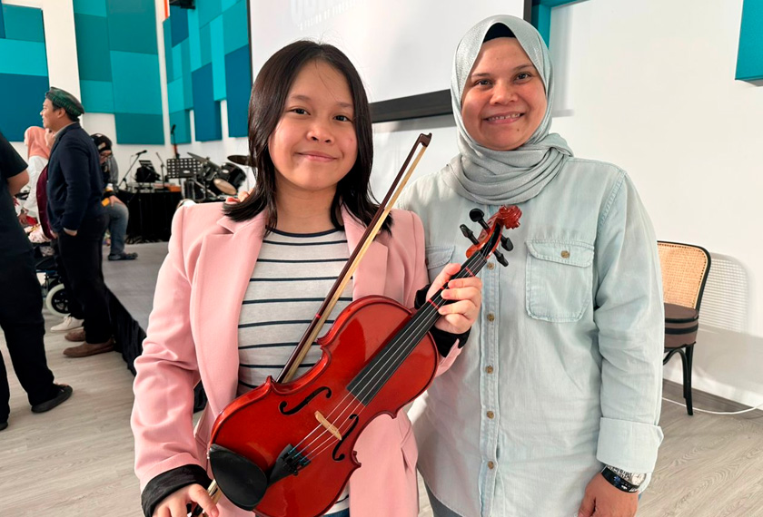 Nurrizq Amani (kiri) bangga dapat membuat persembahan disaksikan ibunya.