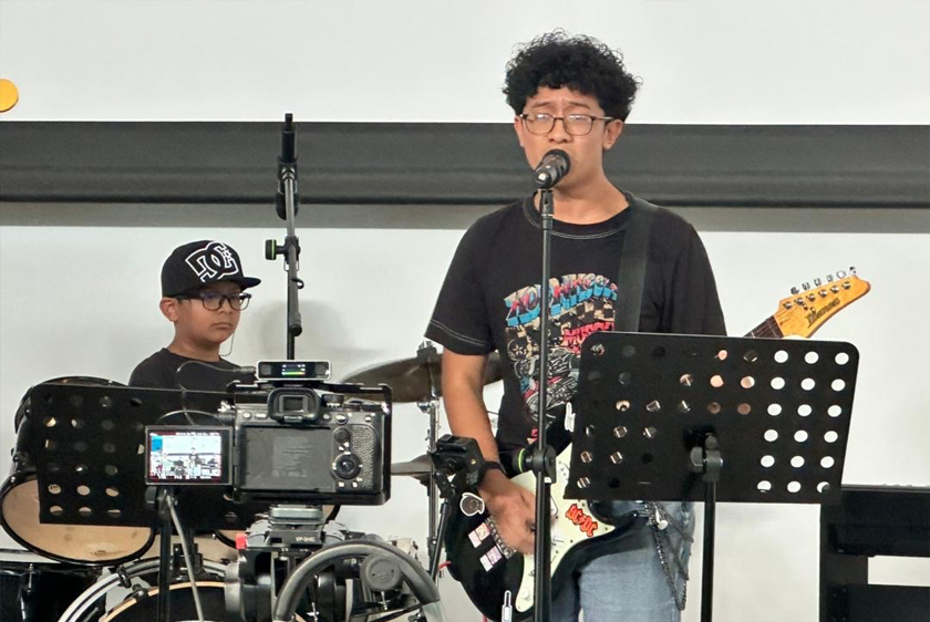 Gandingan abang dan adik dalam salah satu persembahan.