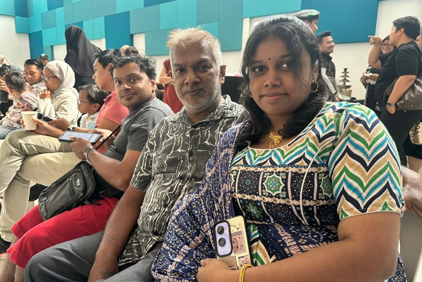 Priyanka Devi hadir ke konsert ditemani bapa kesayangan dan bapa saudaranya.