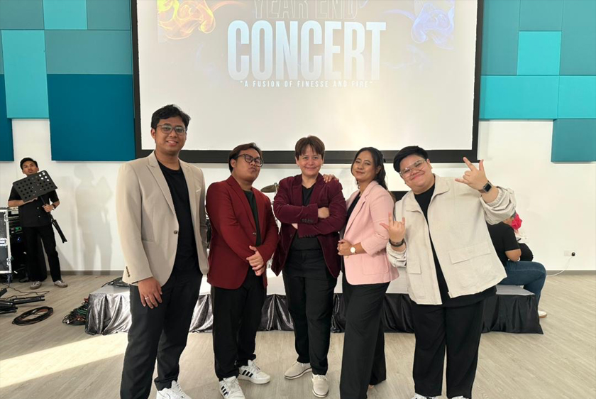 Esty Farrah (tengah) bersama tenaga pengajar The Studio, (dari kiri) Akiff Muhammad, Nor Irfan Fitri, Nina Zahira dan Qahh Yusoff.