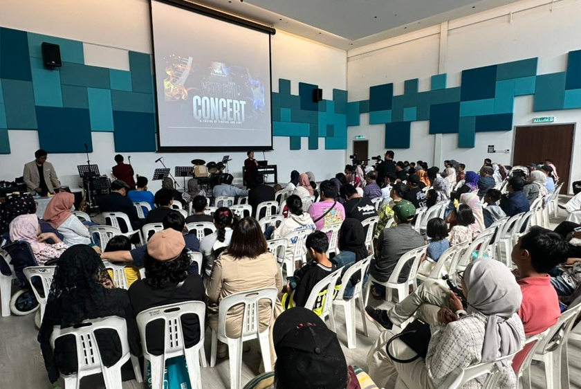 Penonton yang teruja menyaksikan persembahan menarik daripada para pelajar The Studio.