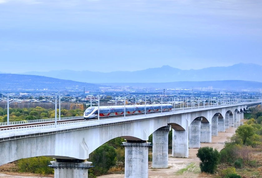 Laluan berkenaan melalui bandar Weinan dan Tongchuan, serta berhenti di lapan stesen baharu iaitu Gaoling, Fuping Selatan, Tongchuan, Tongchuan Utara, Yijun, Huangling, Luochuan dan Fuxian Utara.