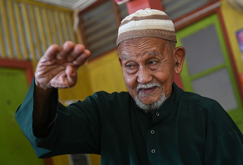 Imam Masjid Kampung Pasir Raja, Bustaman Abdullah, 77, bercakap kepada pemberita ketika ditemui di Kampung Pasir Raja, Hulu Dungun, di sini, hari ini. - Foto Bernama