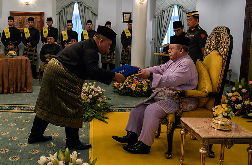 Raja Perlis Tuanku Syed Sirajuddin Jamalullail berkenan menyampaikan watikah Menteri Besar Perlis kepada Ahli Dewan Undangan Negeri (ADUN) Kuala Perlis Abu Bakar Hamzah pada Istiadat Pelantikan dan Mengangkat Sumpah Jawatan Menteri Besar Perlis pada 4.04 petang ini di Istana Arau hari ini. - foto Bernama